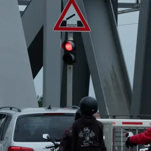 Autos vor einer Brücke