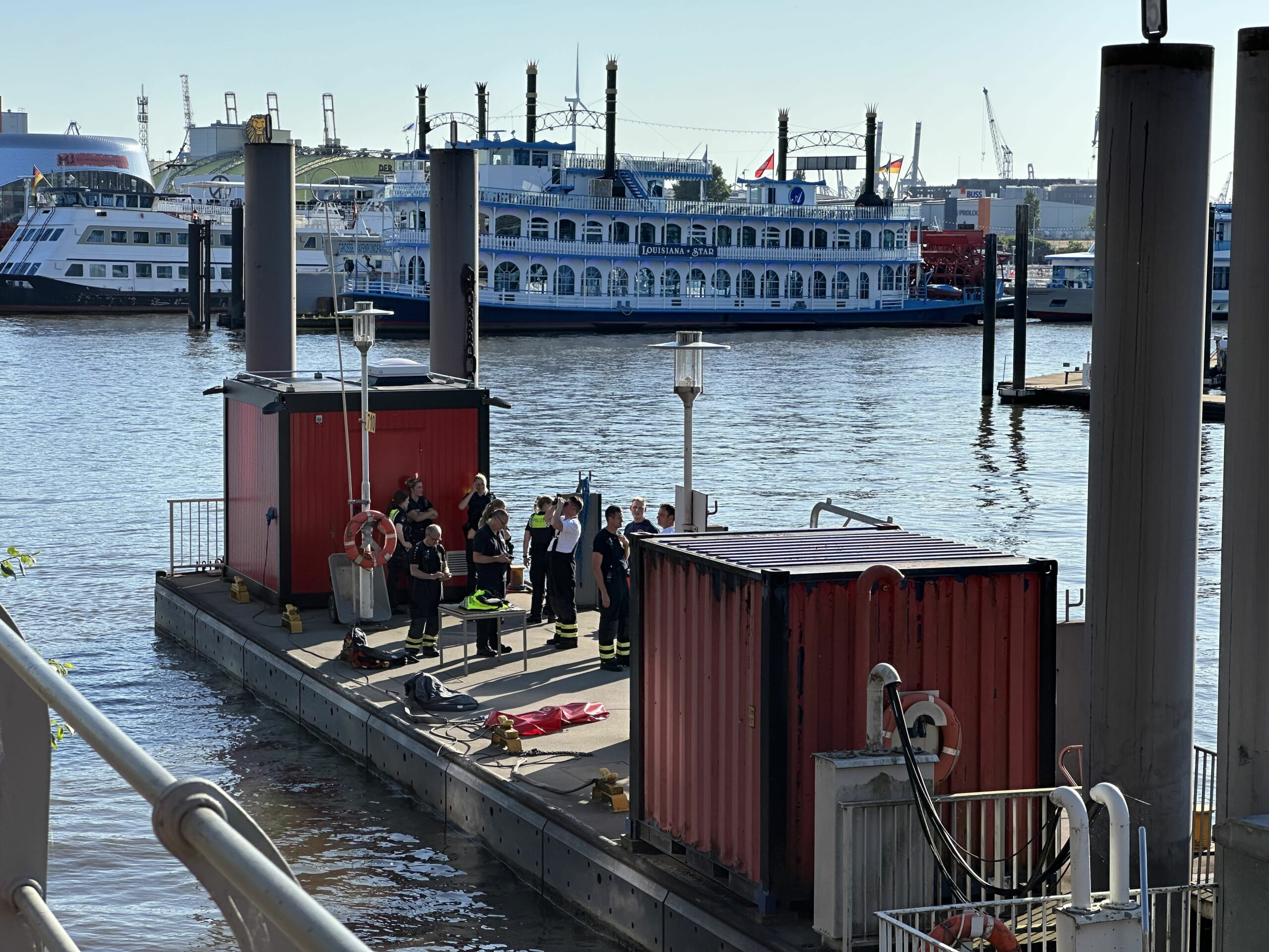 Rettungskräfte an der Elbe.