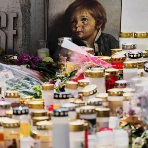 Kerzen, Blumen und ein Bild am Eingang der Schule in Graz, in der ein ehemaliger Schüler zwei Tage zuvor das Feuer eröffnet hat