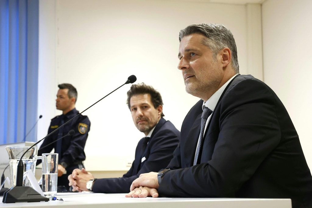 Arnulf Rumpold (M.), Sprecher Staatsanwaltschaft Graz, und Michael Lohnegger (r.), Leiter des Landeskriminaltamtes Steiermark, geben eine Pressekonferenz zum aktuellen Ermittlungsstand nach dem Amoklauf.