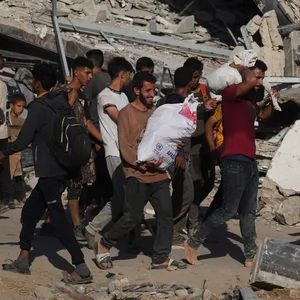 Menschen nahe eines Verteilzentrums in Gaza