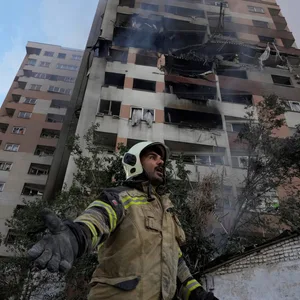 Feuerwehrmann am Ort einer Explosion in einer Wohnanlage in Teheran.