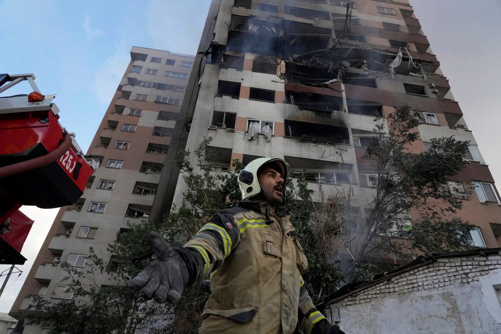 Feuerwehrmann am Ort einer Explosion in einer Wohnanlage in Teheran.