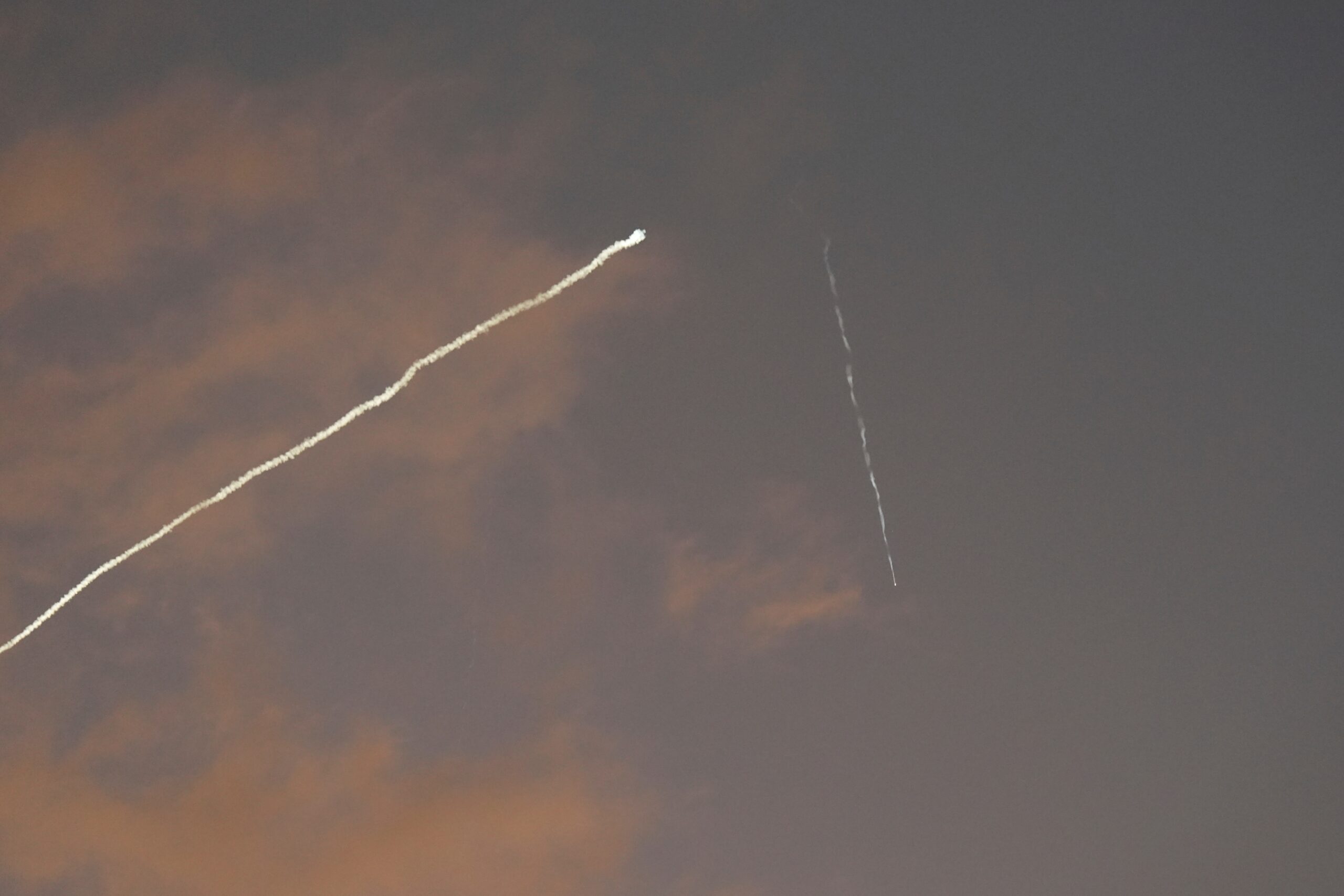 Das israelische Luftabwehrsystems Iron Dome fängt am Dienstagmorgen eine iranische Rakete ab.