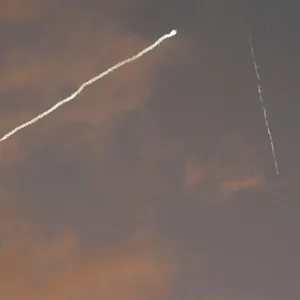Das israelische Luftabwehrsystems Iron Dome fängt am Dienstagmorgen eine iranische Rakete ab.
