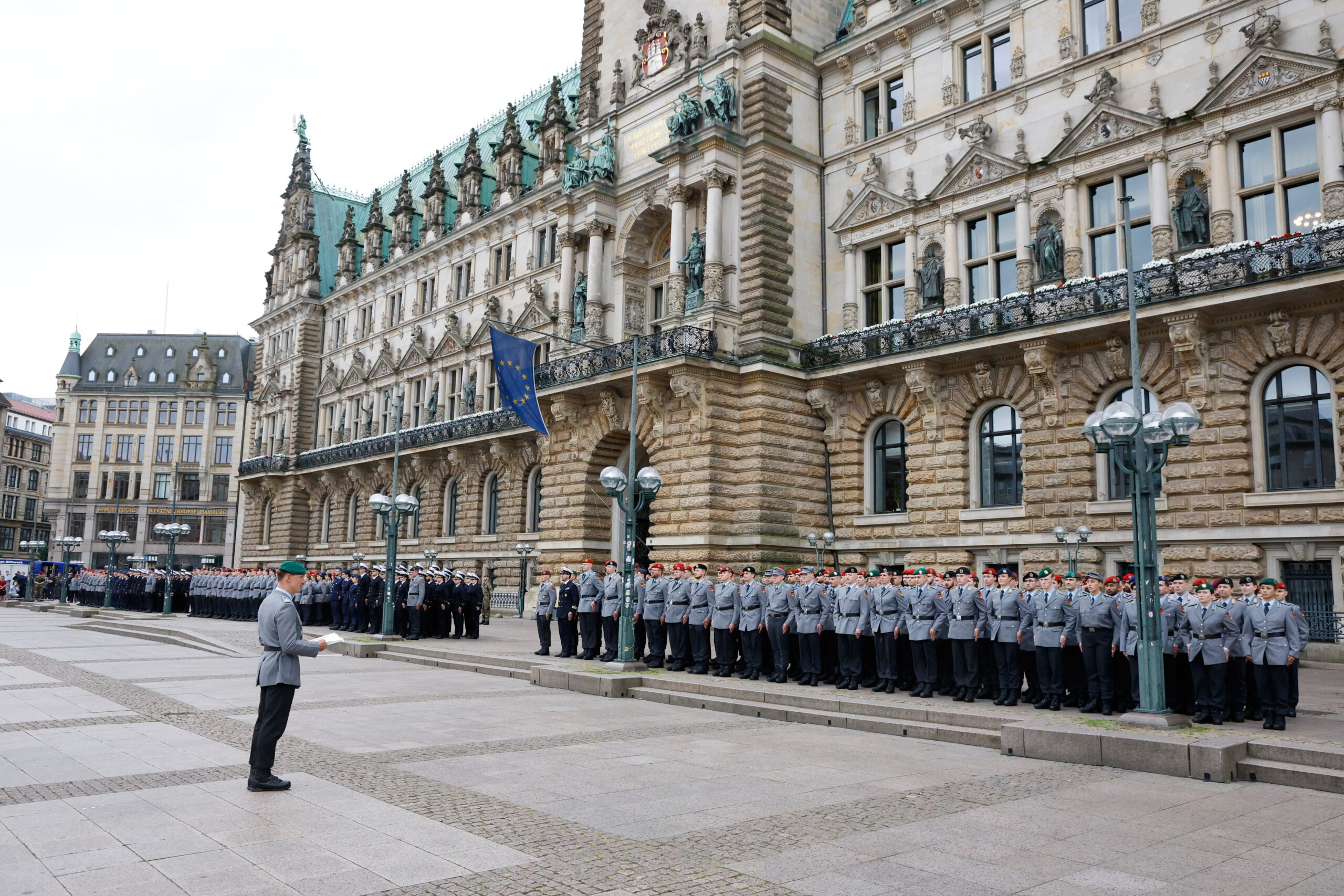 Soldaten der Bundeswehr sind bei einer Veranstaltung im Rahmen des Nationalen Veteranentags auf dem Hamburger Rathausmarkt angetreten.