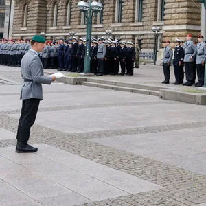 Soldaten der Bundeswehr sind bei einer Veranstaltung im Rahmen des Nationalen Veteranentags auf dem Hamburger Rathausmarkt angetreten.