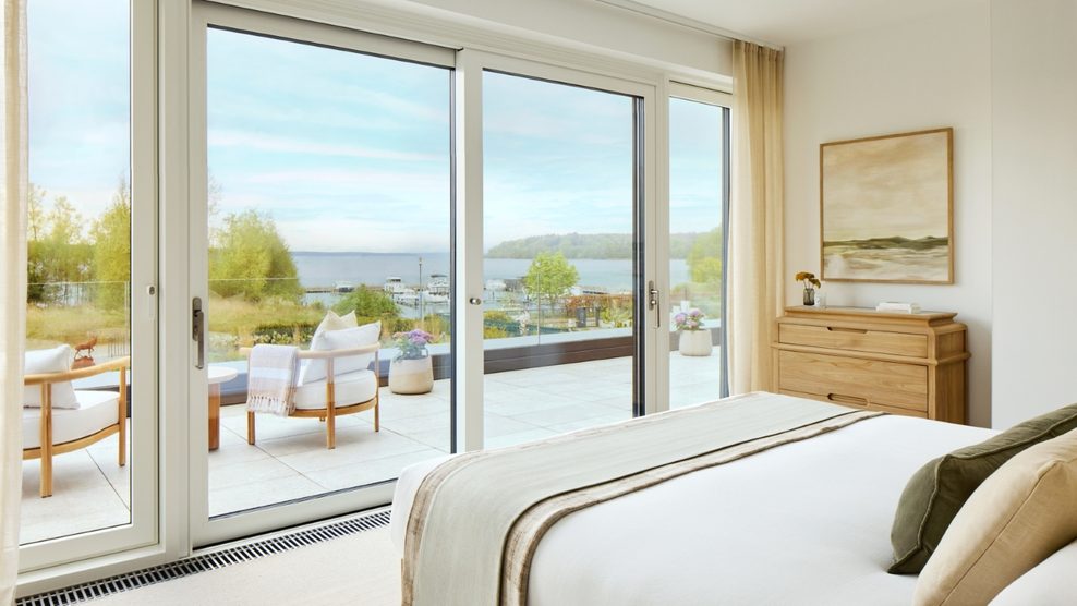 Blick aus einem der vier Schlafzimmer auf die Dachterrasse und den Plauer See.