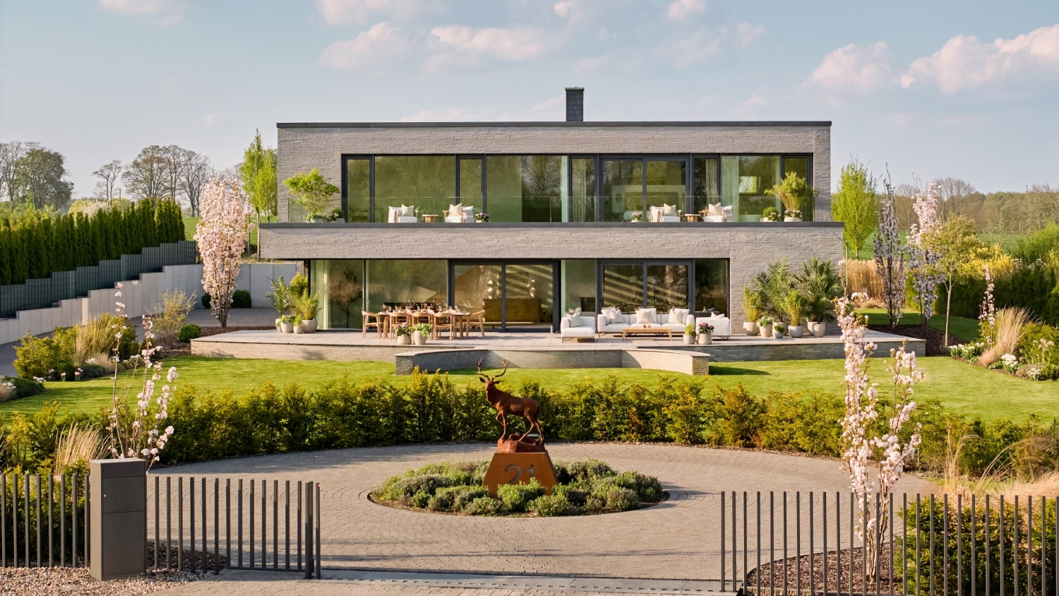 Das Haus liegt am Plauer See in Mecklenburg-Vorpommern und wurde 2020 im Bauhaus-Stil errichtet.