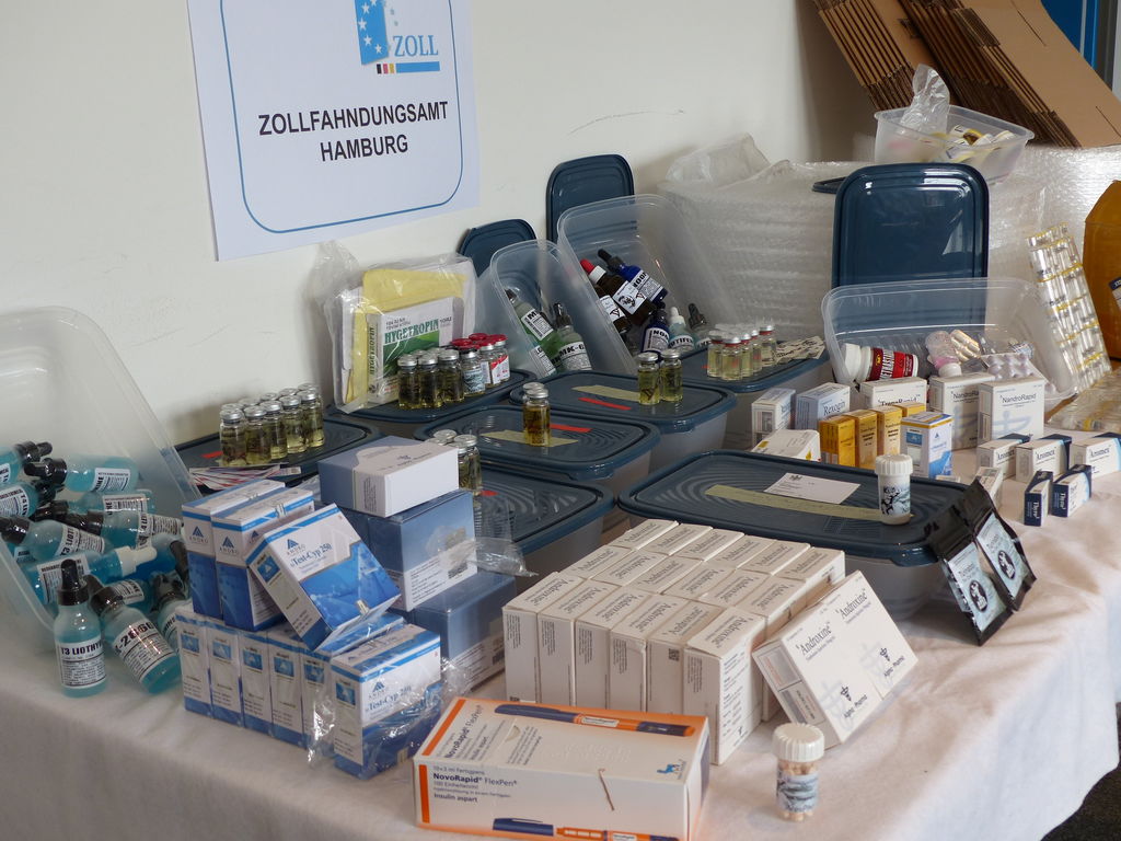Mehrere Packungen und Ampullen Doping- und Arzneimittel liegen sichergestellt auf einem Tisch