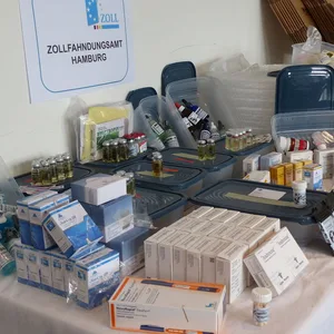 Mehrere Packungen und Ampullen Doping- und Arzneimittel liegen sichergestellt auf einem Tisch