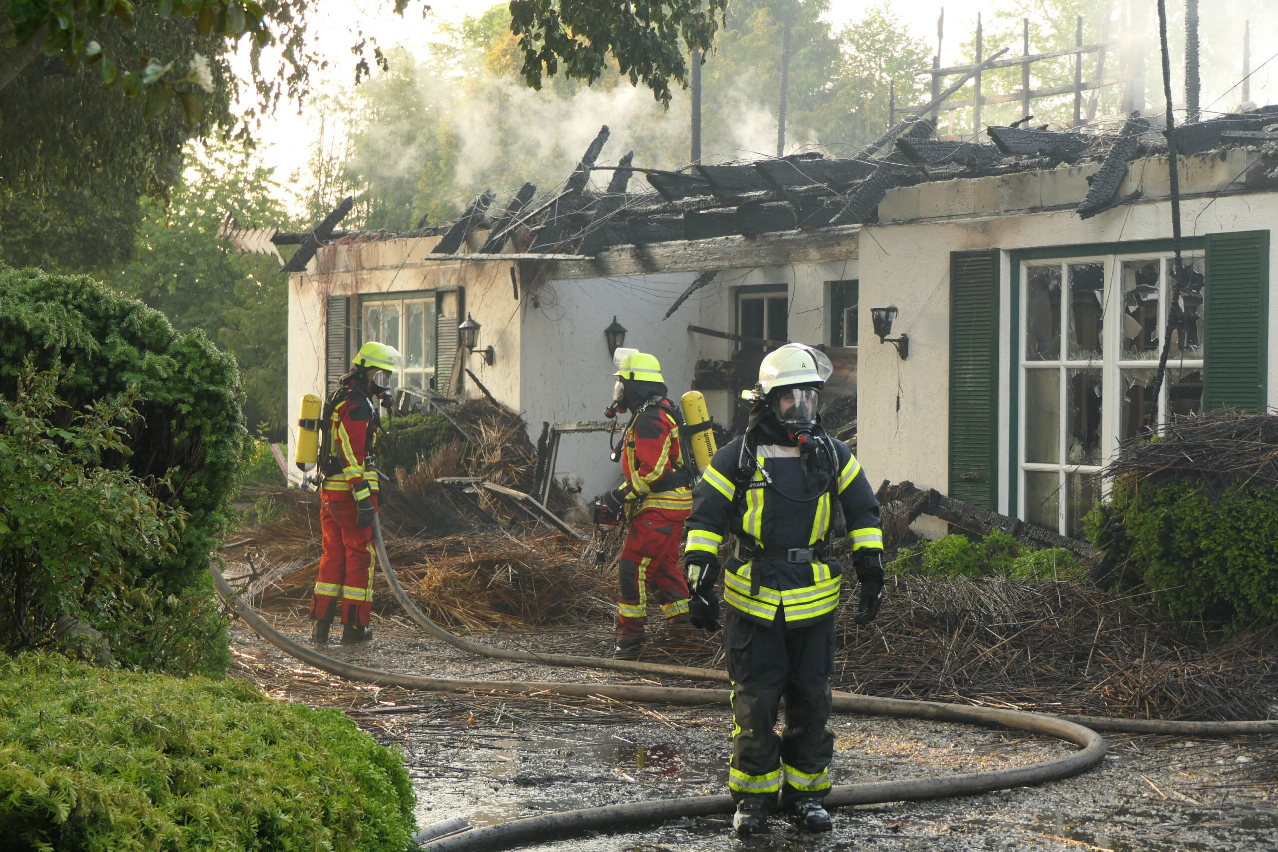 Das Reetdachhaus in Schülp (Kreis Rendsburg-Eckernförde) ist vollständig ausgebrannt.