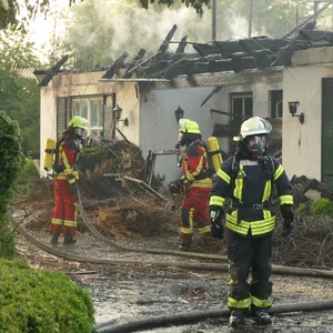 Das Reetdachhaus in Schülp (Kreis Rendsburg-Eckernförde) ist vollständig ausgebrannt.
