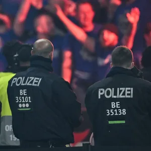 Polizeieinsatz beim Fußball (Symbolbild).