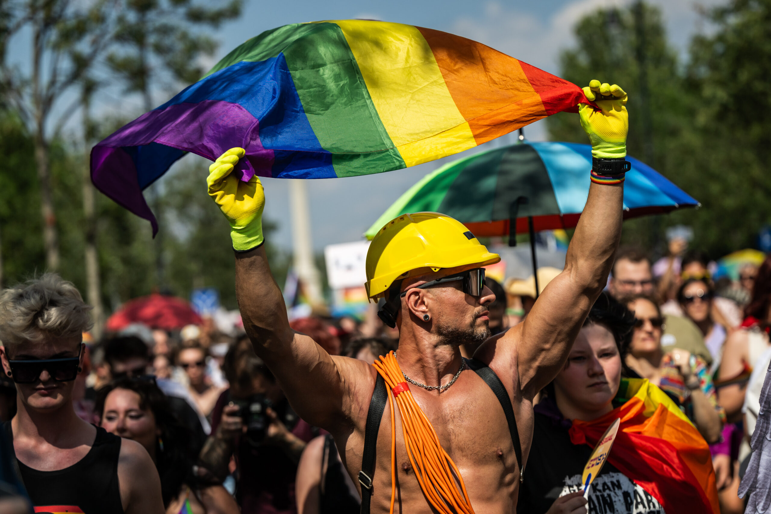 Ein Mann mit Regenbogenflagge bei der Pride-Parade in Budapest (Archivbild).