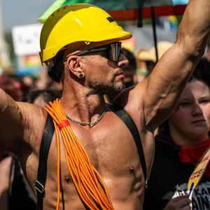 Ein Mann mit Regenbogenflagge bei der Pride-Parade in Budapest (Archivbild).