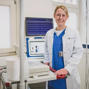 Dr. med. Nina Becher, Oberärztin im Herz- und Gefäßzentrum am UKE