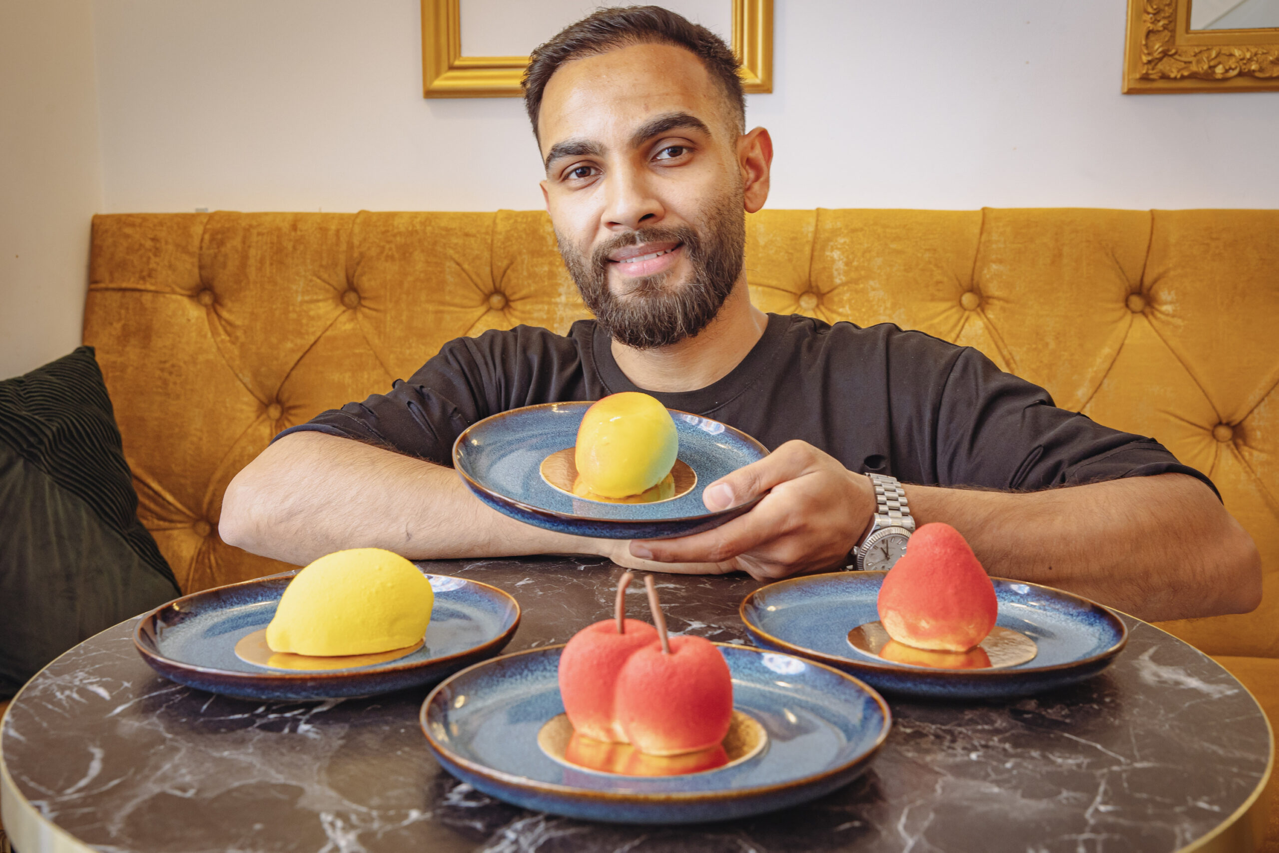 Said Nabizada verkauft die Frucht-Desserts in Hamburg.