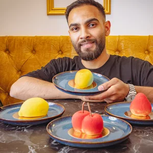 Said Nabizada verkauft die Frucht-Desserts in Hamburg.
