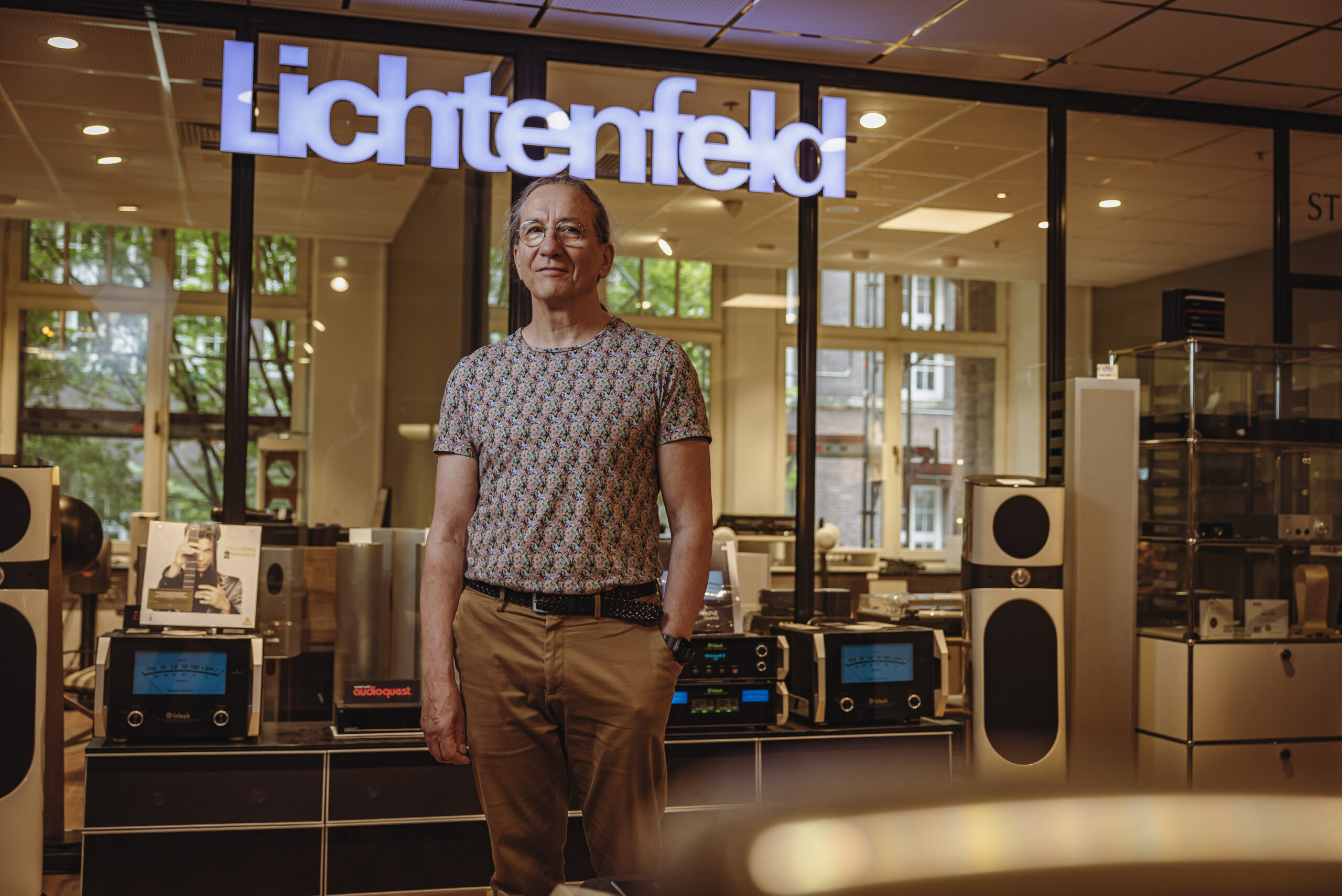 Andreas Lichtenfeld steht in seinem Laden. Über ihm ein Schild mit der Aufschrift „Lichtenfeld“.