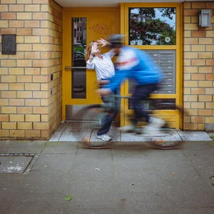 Kampf um die Gehwege: Immer mehr Fußgänger haben Angst, von rücksichtslosen Radfahrern über den Haufen gefahren zu werden.