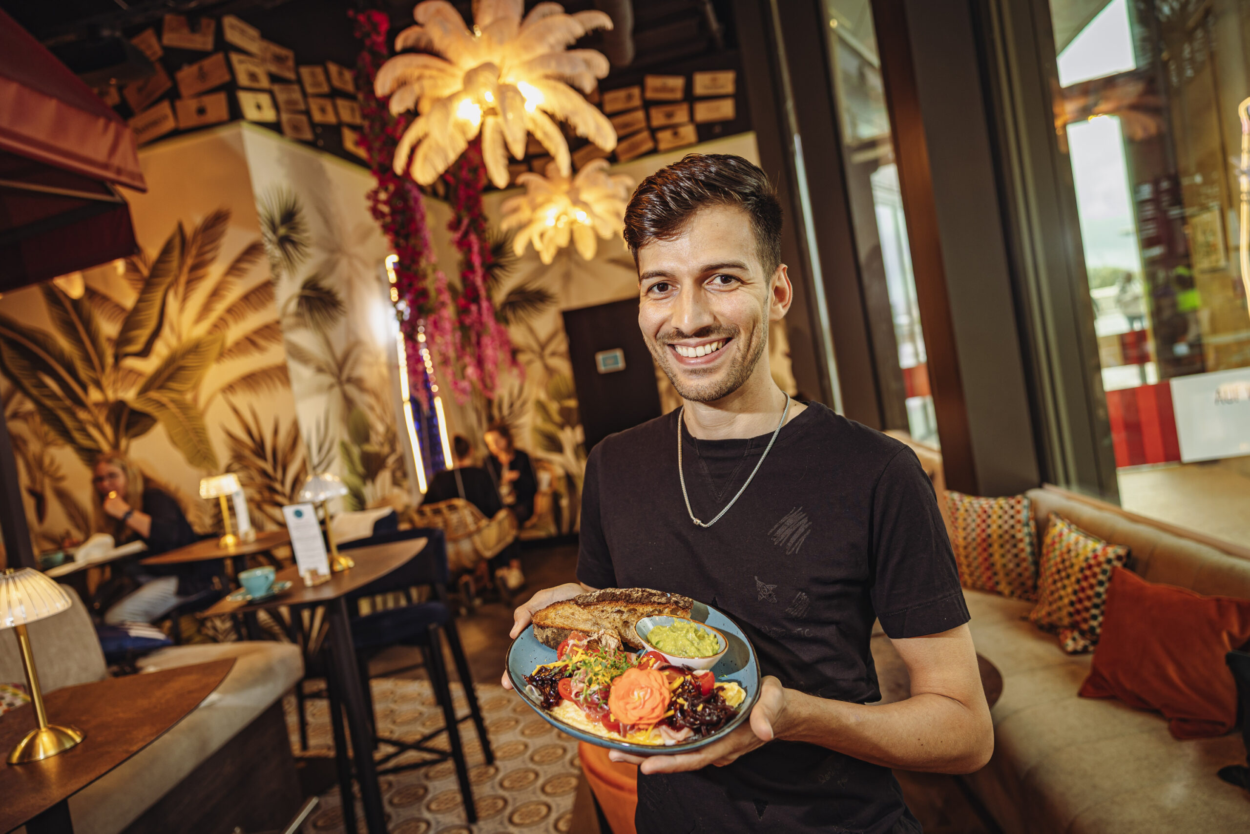 Mitinhaber Dennis Iosif serviert im „Lolas“ in Hamburg das Iberico-Omelett.