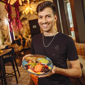 Mitinhaber Dennis Iosif serviert im „Lolas“ in Hamburg das Iberico-Omelett.