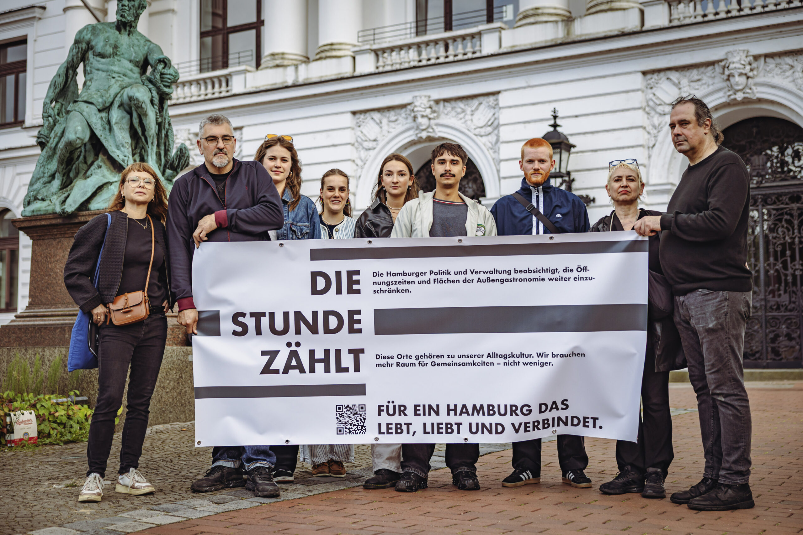Julia Bode (links), Stefan Fehrenbach (2. von links) und andere Gastronomen aus Ottensen und der Sternschanze haben am Freitag vor dem Altonaer Rathaus Werbung für ihre Petition gemacht.
