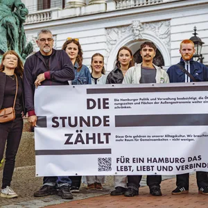 Julia Bode (links), Stefan Fehrenbach (2. von links) und andere Gastronomen aus Ottensen und der Sternschanze haben am Freitag vor dem Altonaer Rathaus Werbung für ihre Petition gemacht.