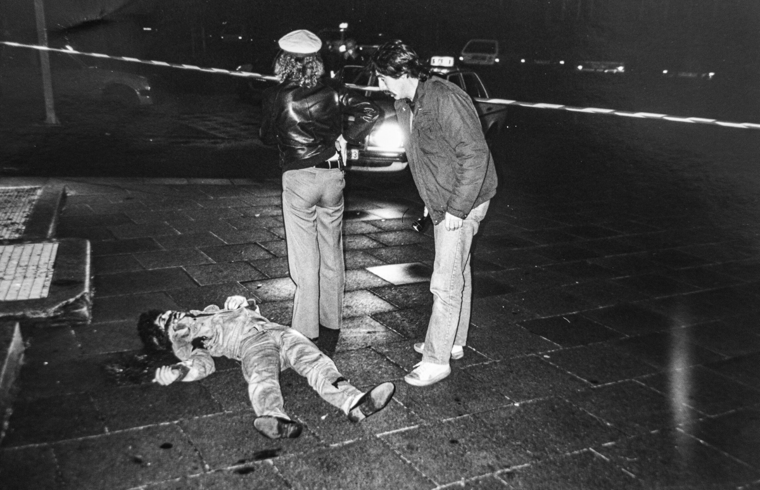Toter und Polizeibeamte