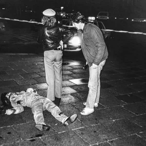 Toter und Polizeibeamte