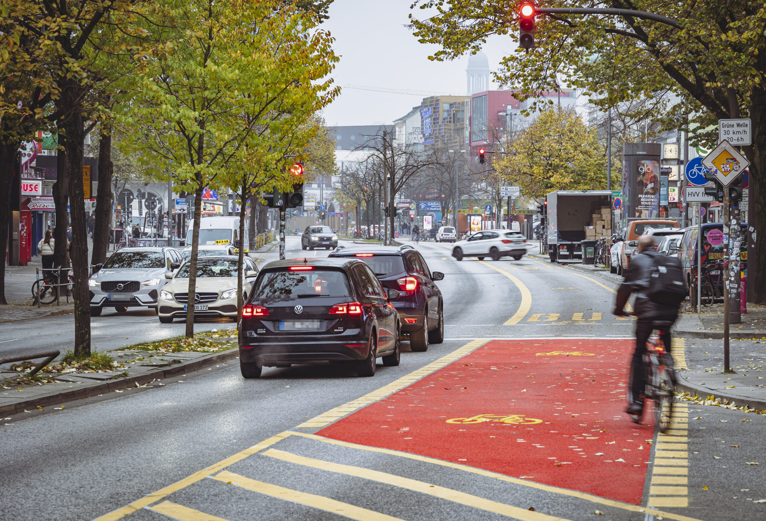 Auf der Reeperbahn können Fahrradfahrer sich jetzt sicherer und schneller bewegen.