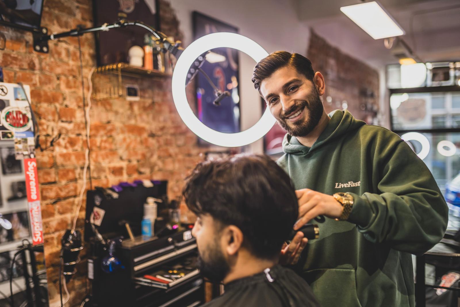 Mehmet Can Kaya (26) in seinem Salon.