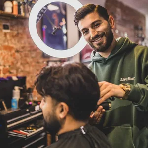 Mehmet Can Kaya (26) in seinem Salon.