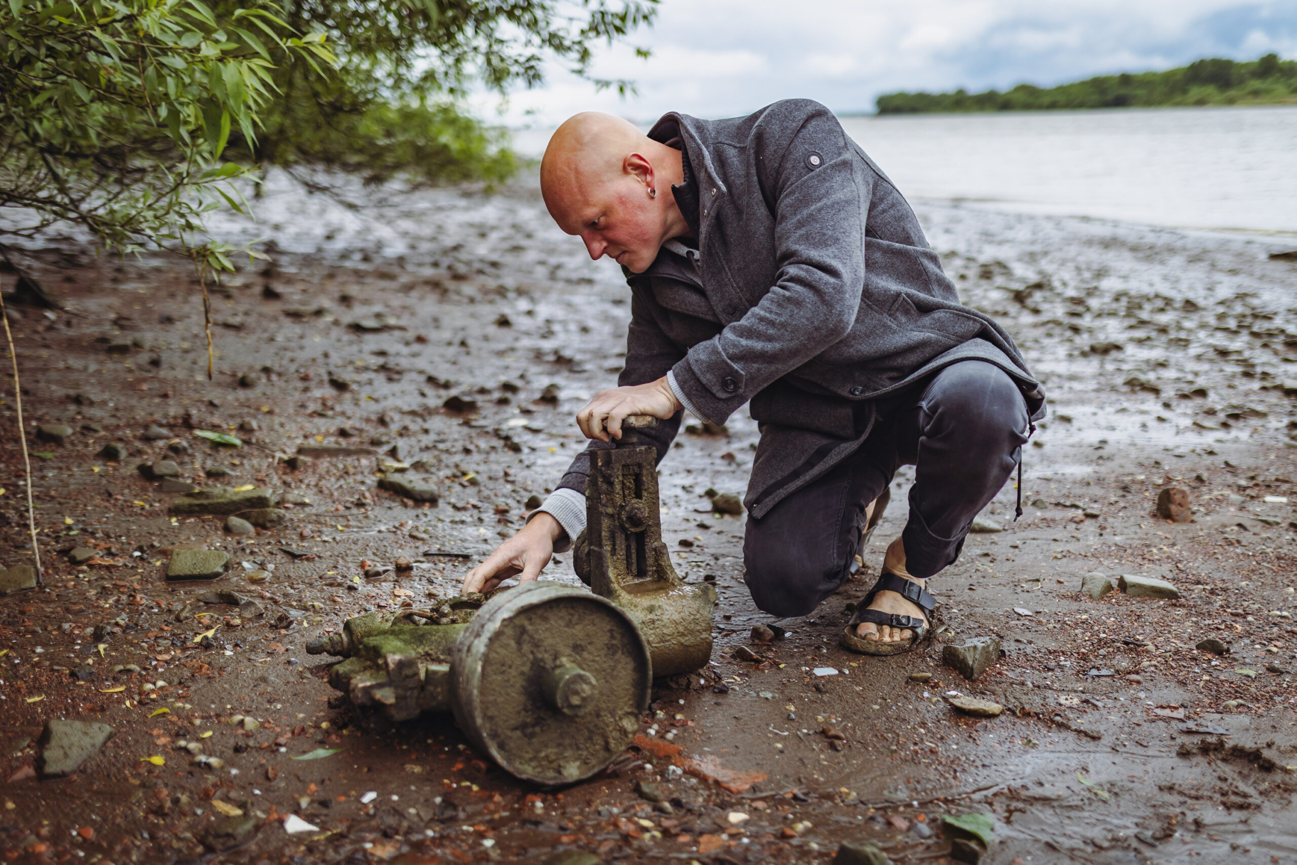 Alexander Benn sammelt regelmäßig Fossilien am Elbstrand.