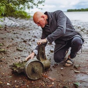 Alexander Benn sammelt regelmäßig Fossilien am Elbstrand.