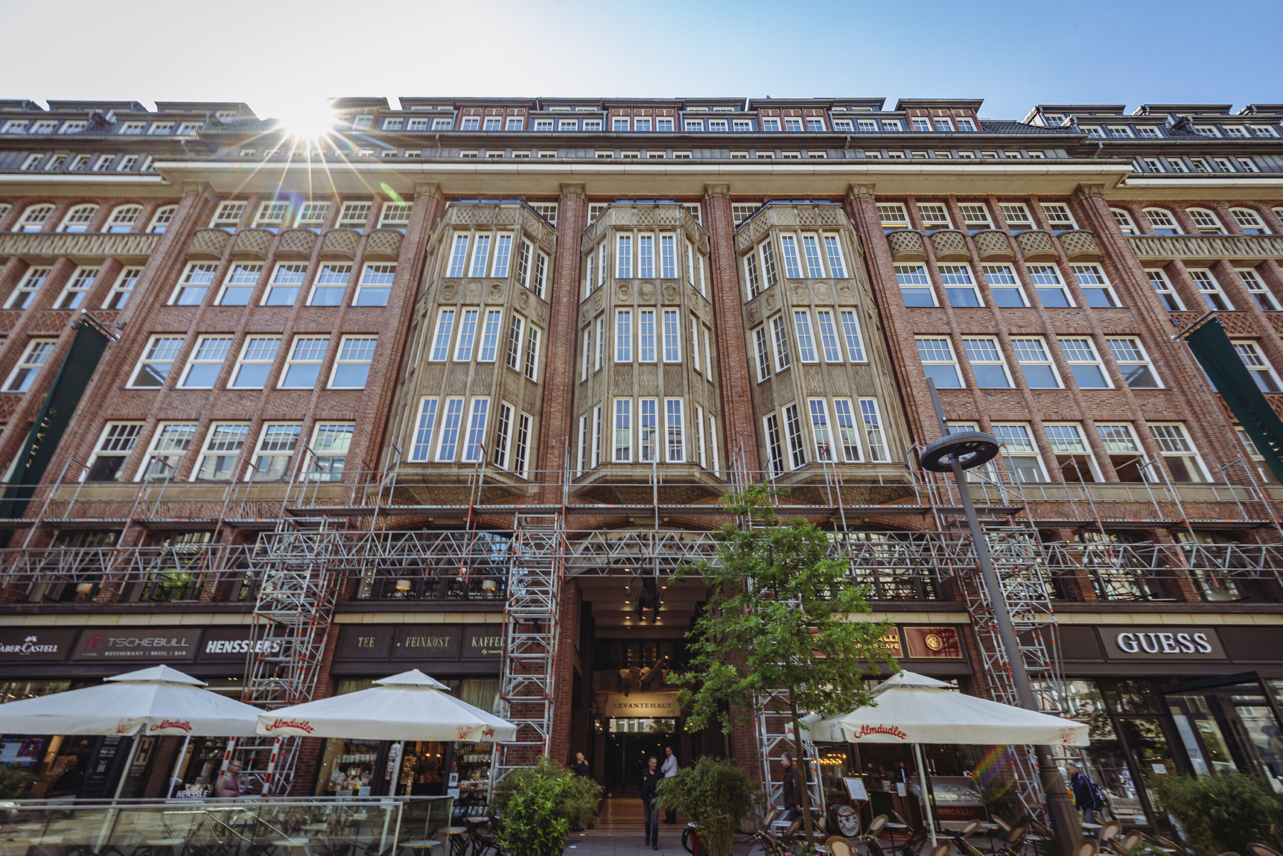 Im Levantehaus in der Innenstadt (hier von der Frontseite in der Mönckebergstraße) eröffnet im September ein neues Luxushotel.