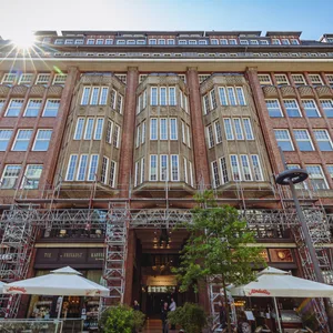 Im Levantehaus in der Innenstadt (hier von der Frontseite in der Mönckebergstraße) eröffnet im September ein neues Luxushotel.