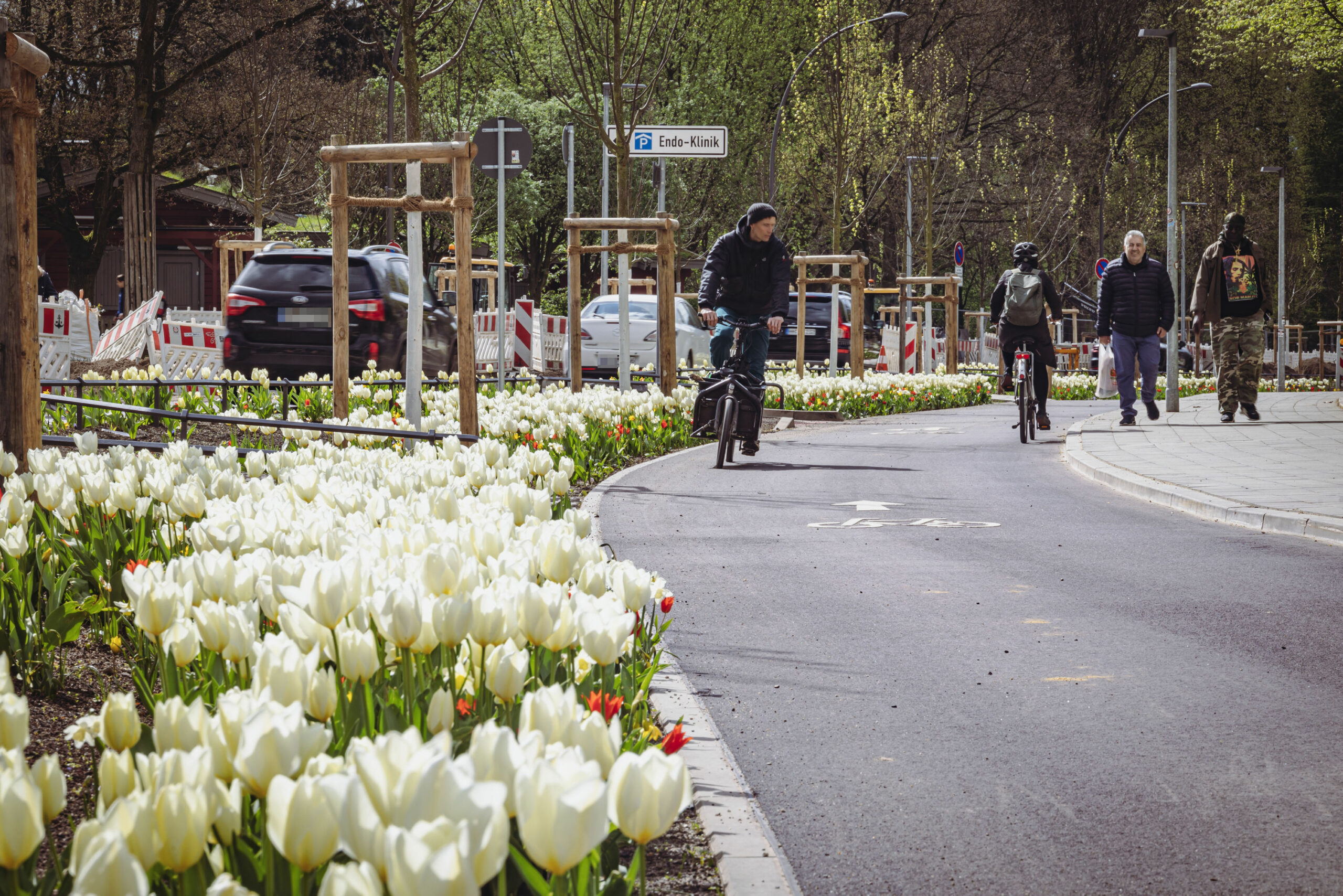 Die Louise-Schroeder-Straße nach dem Umbau: Viel Grün, ein großzügig dimensionierter Fahrradweg – und trotzdem genug Platz für Autos.