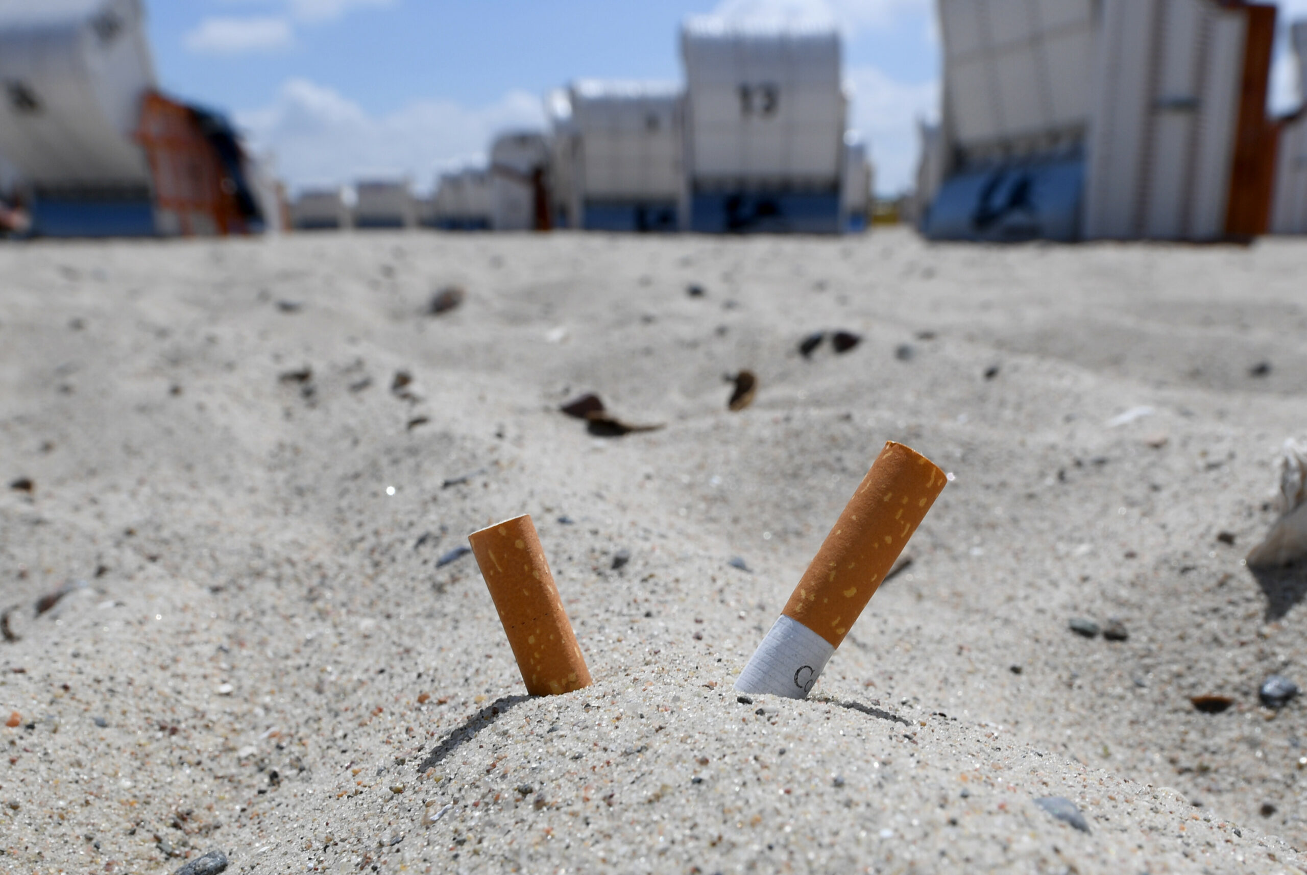 Zigarettenkippen am Strand (Symbolbild).