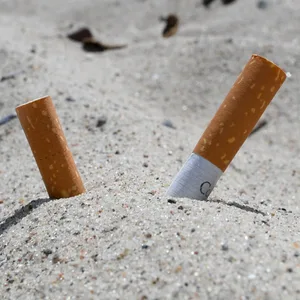 Zigarettenkippen am Strand (Symbolbild).
