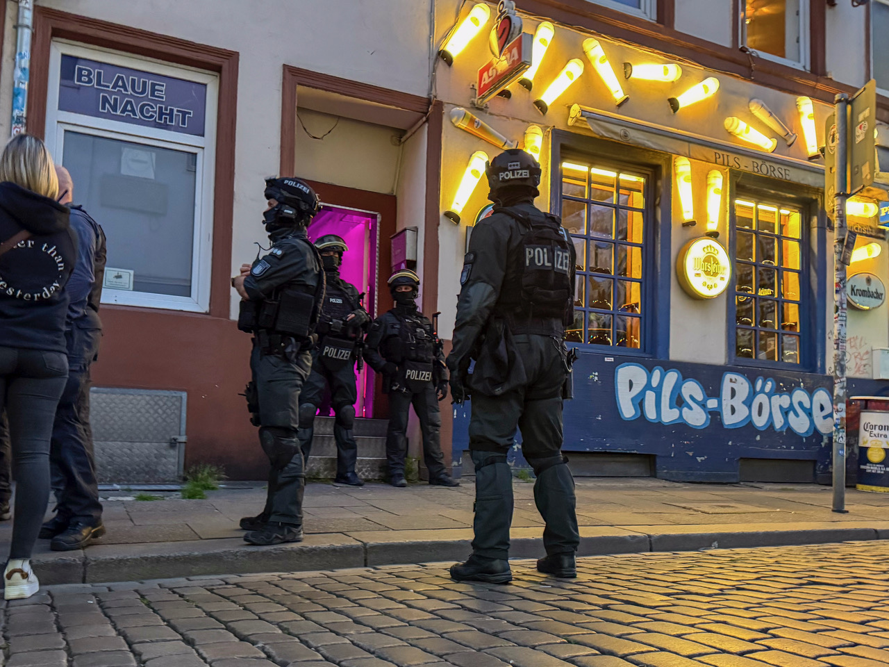 Großrazzia auf dem Kiez am späten Donnerstagabend.