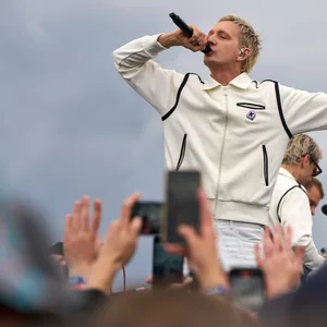 Krafklub auf der Bühne