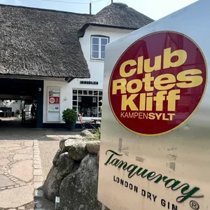 Ein Vorfall im Club „Rotes Kliff“ in Kampen auf Sylt am Sonntagmorgen beschäftigt nun die Polizei.