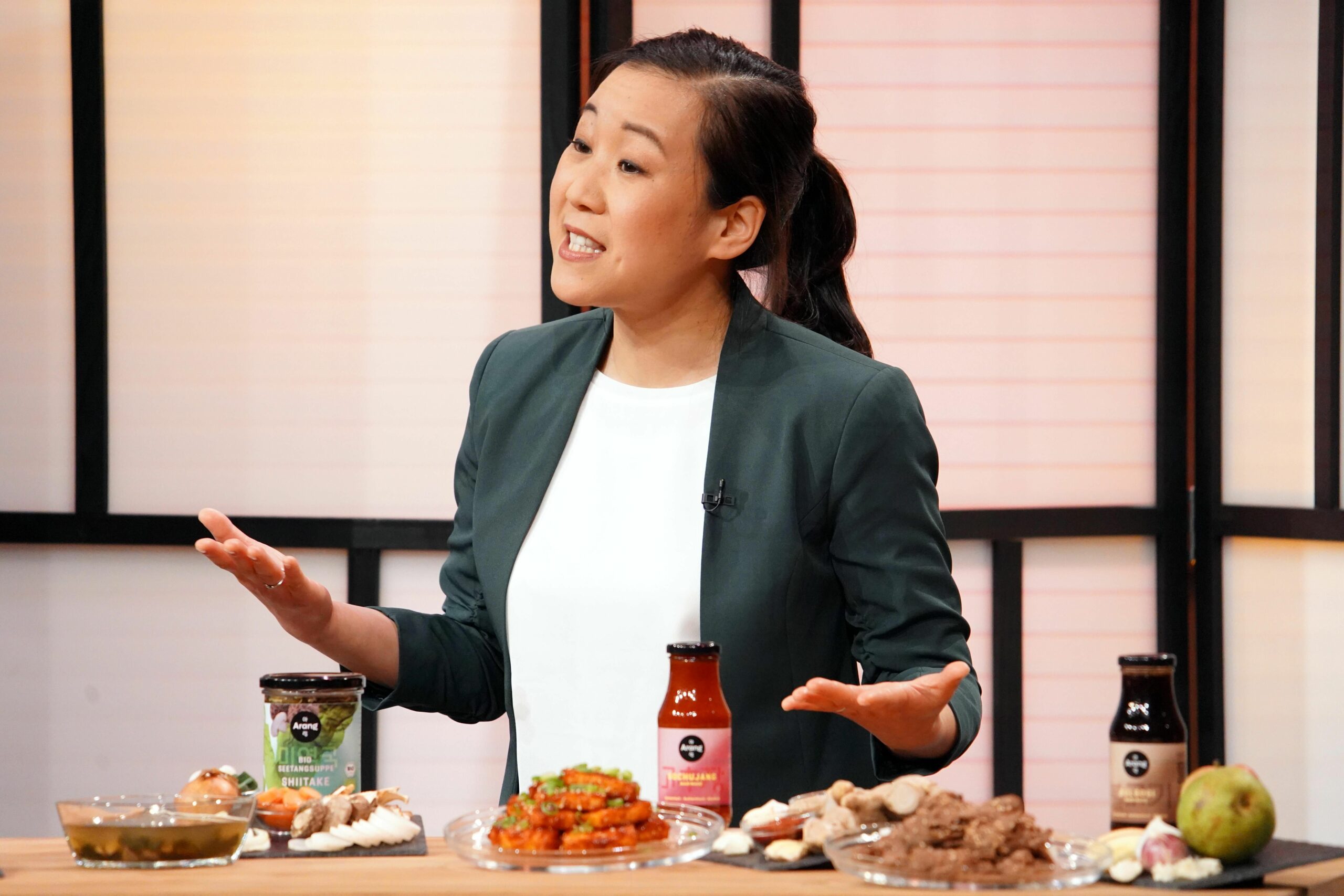 Sung-Hee Kim präsentiert in der Show ihre koreanischen Produkte.