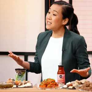 Sung-Hee Kim präsentiert in der Show ihre koreanischen Produkte.