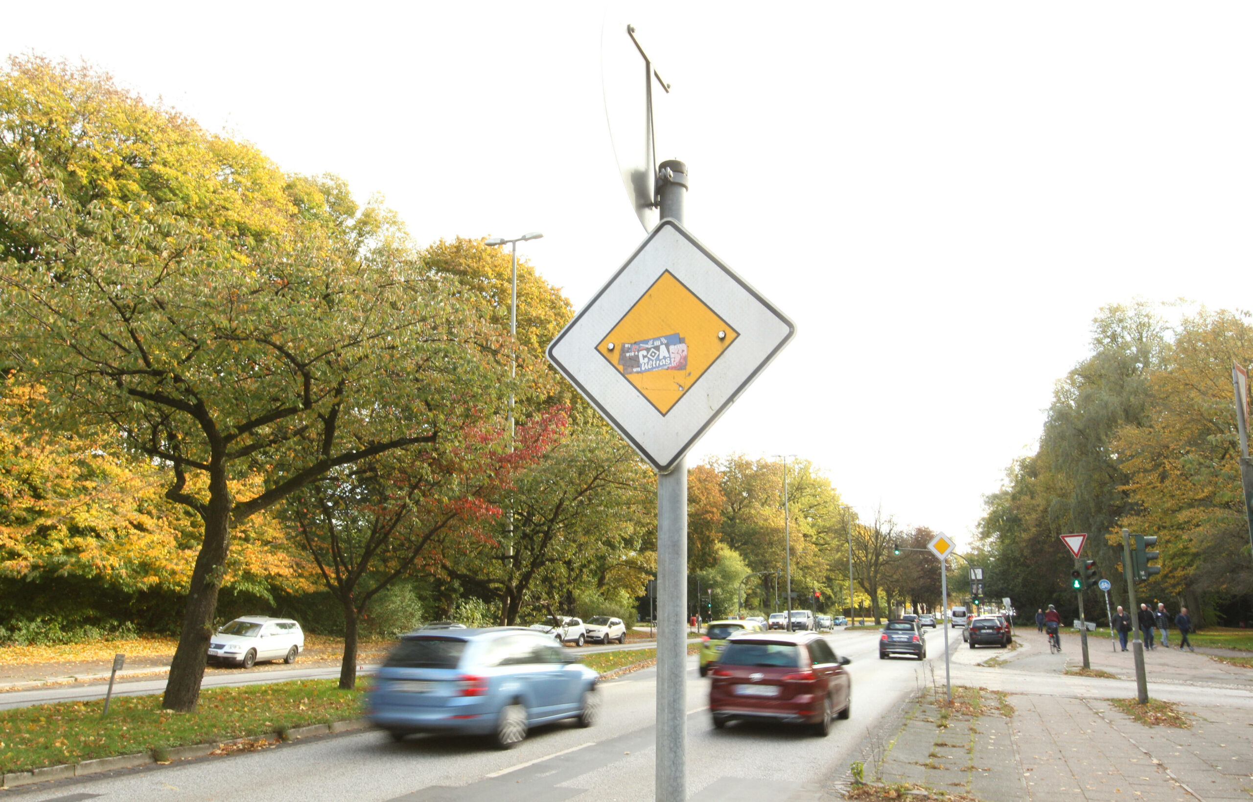 Autos auf der Saarlandstraße in Hamburg-Winterhude (Archivbild).