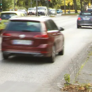 Autos auf der Saarlandstraße in Hamburg-Winterhude (Archivbild).