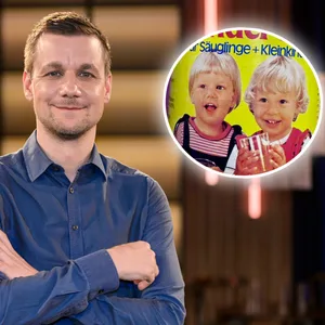 Moderator Tobias Schlegl war als Kindermodel auf einem Tee zu sehen. Neben einem weiteren Kind, das er nun öffentlich sucht.