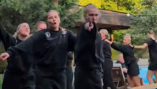 DFB-Frauen bilden eine Polonaise